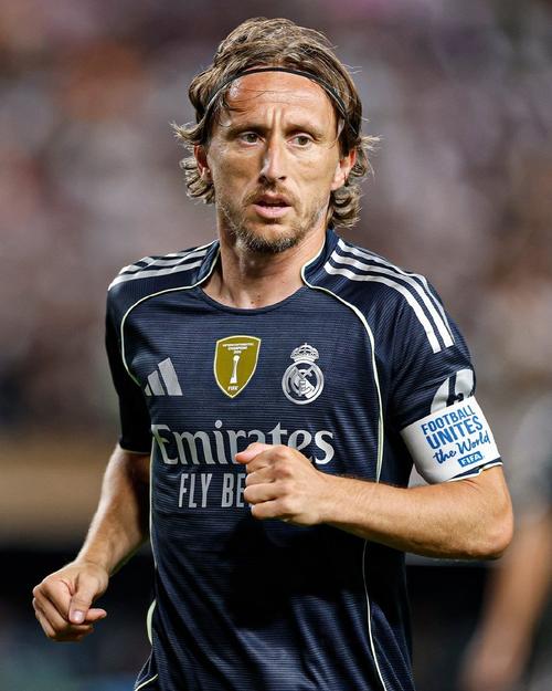 国安全队抵达北京，大兴机场内围满前来接机的国安球迷