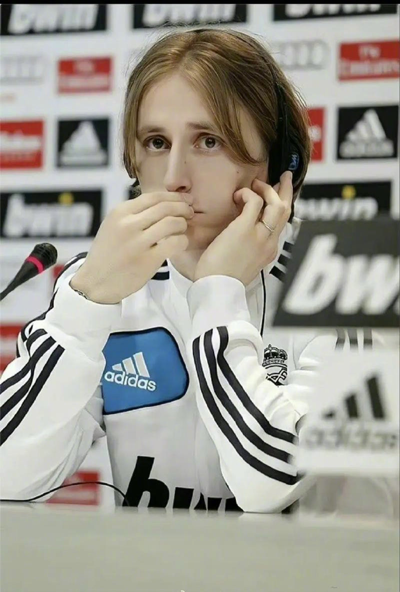 齐达内上海弄堂和樊振东打乒乓球 莫德里奇马塞洛皇马功勋球员点赞